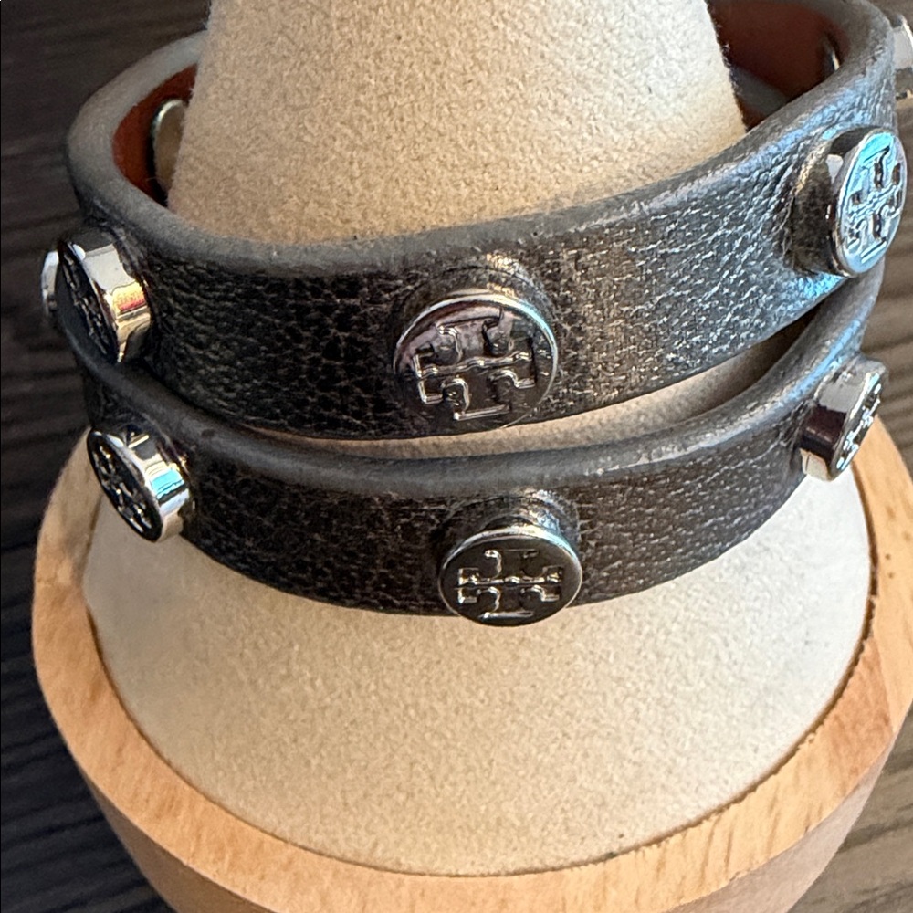 Tory Burch Double Wrap Metallic Leather Logo Stud Bracelet Silver - Picture 4 of 9